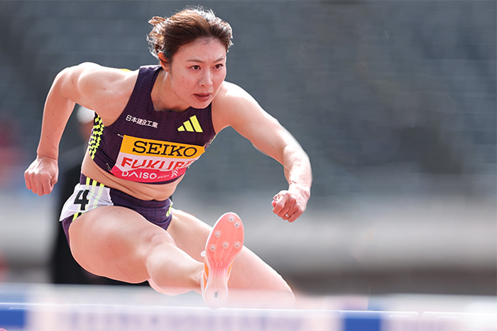 ハードルを飛ぶ福部選手