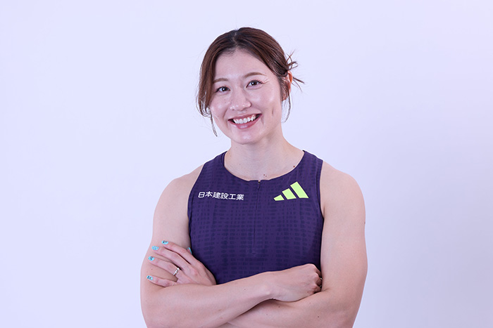 ユニフォーム姿で腕を組む福部選手