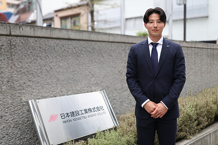 スーツ姿の愛宕選手